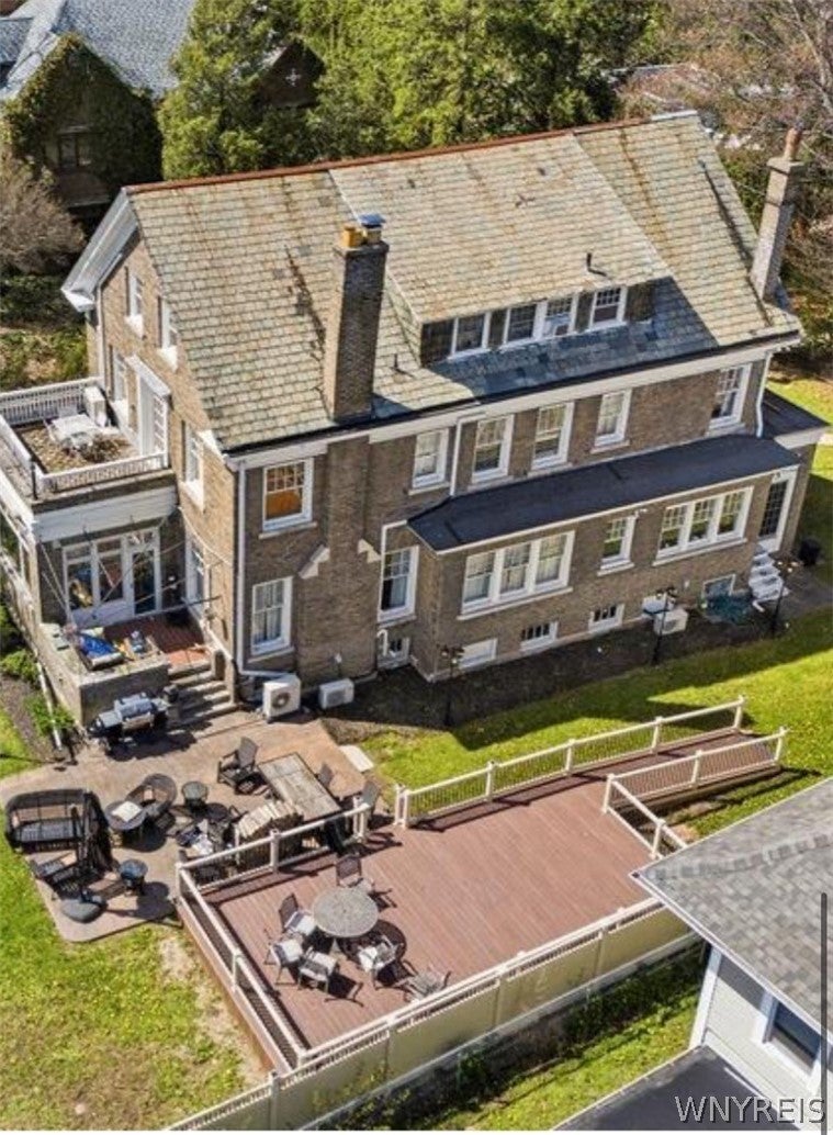 1 Hillcrest Street