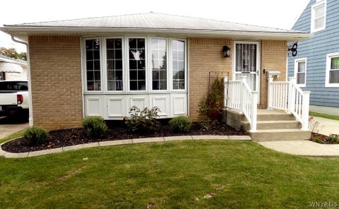Homes For Sale - 146 Desmond Drive<br/> Tonawanda, NY 14150