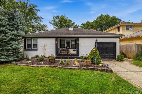 Homes For Sale - 54 Canterbury Court<br/> Amherst, NY 14226