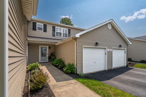 Photo of 35 Union Common, Amherst, NY 14221 (MLS # B1705696)
