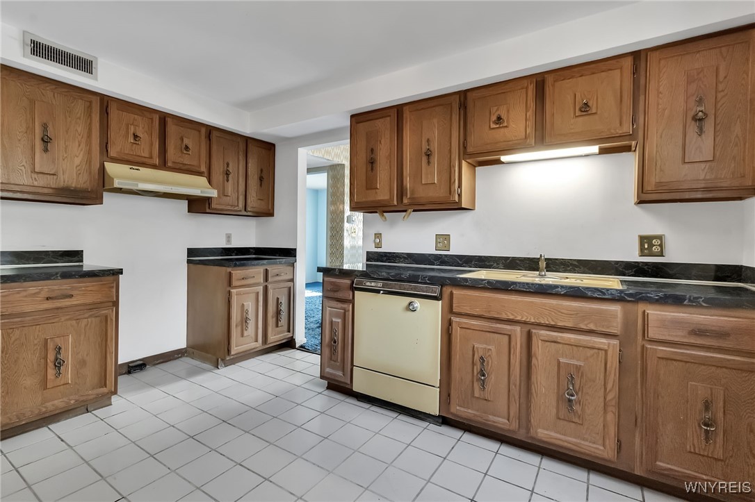 32 Pebble Creek Drive, Cheektowaga, New York image 4
