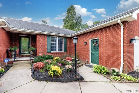 Tiny photo for 42 Trails End, Grand Island, NY 14072 (MLS # B1712910)