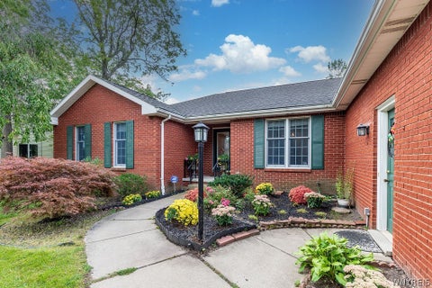 Photo of 42 Trails End, Grand Island, NY 14072 (MLS # B1712910)