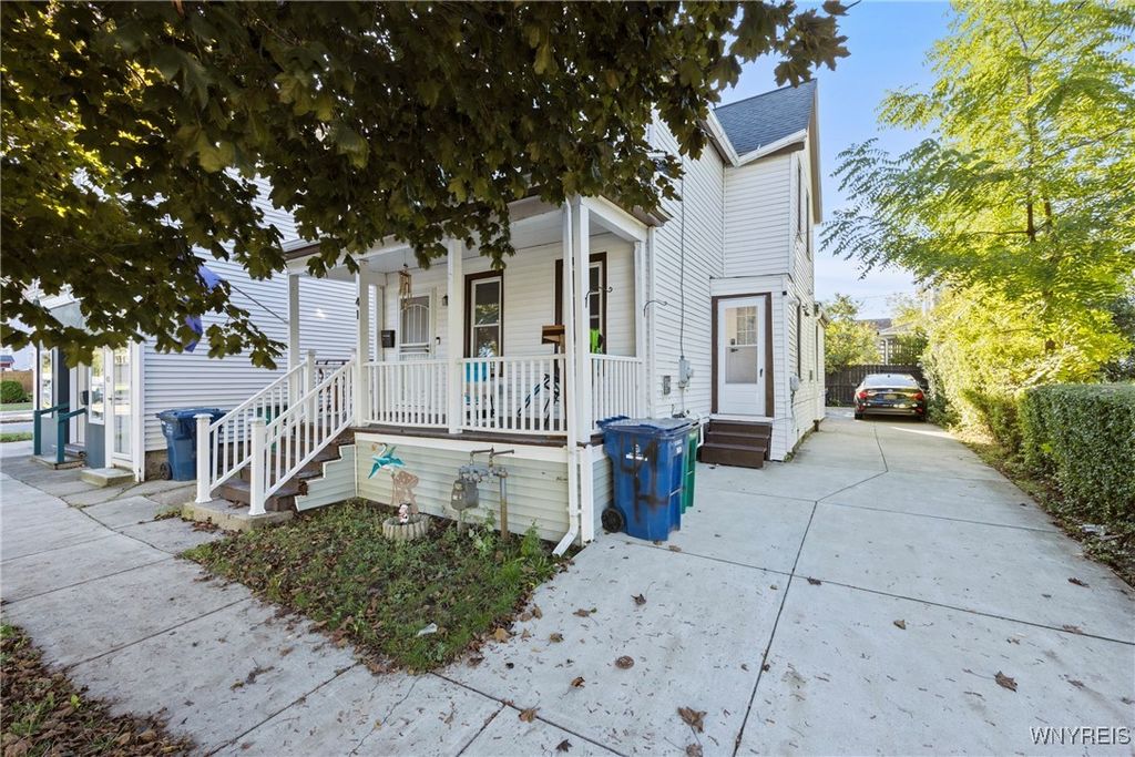 Photo of 41 Hamilton Street, Buffalo, NY 14207 (MLS # B1651850)