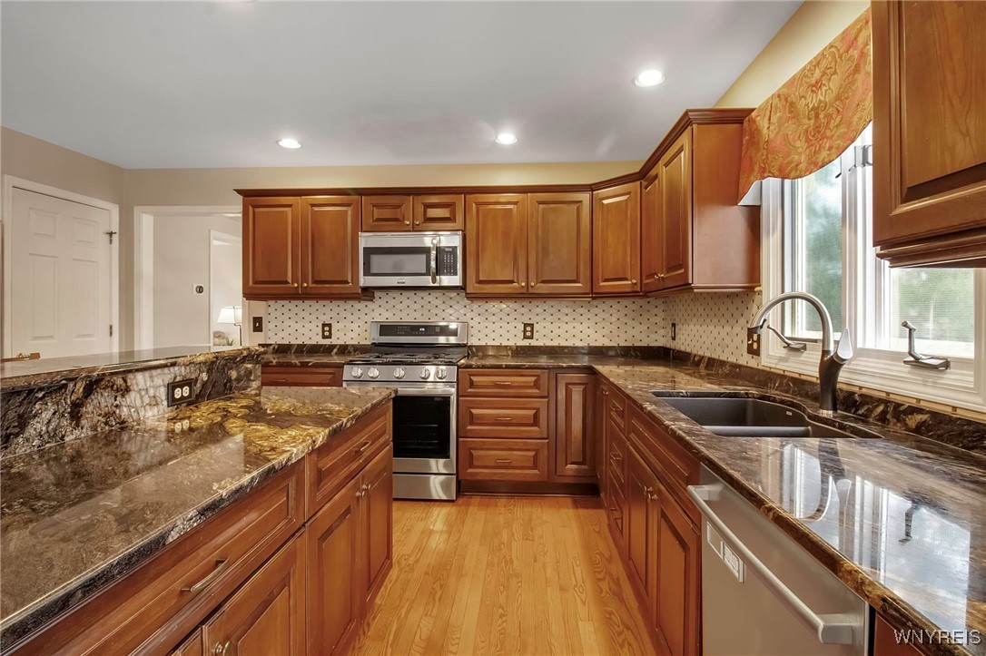 8590 Greenway Ct Ct, Clarence, New York image 14