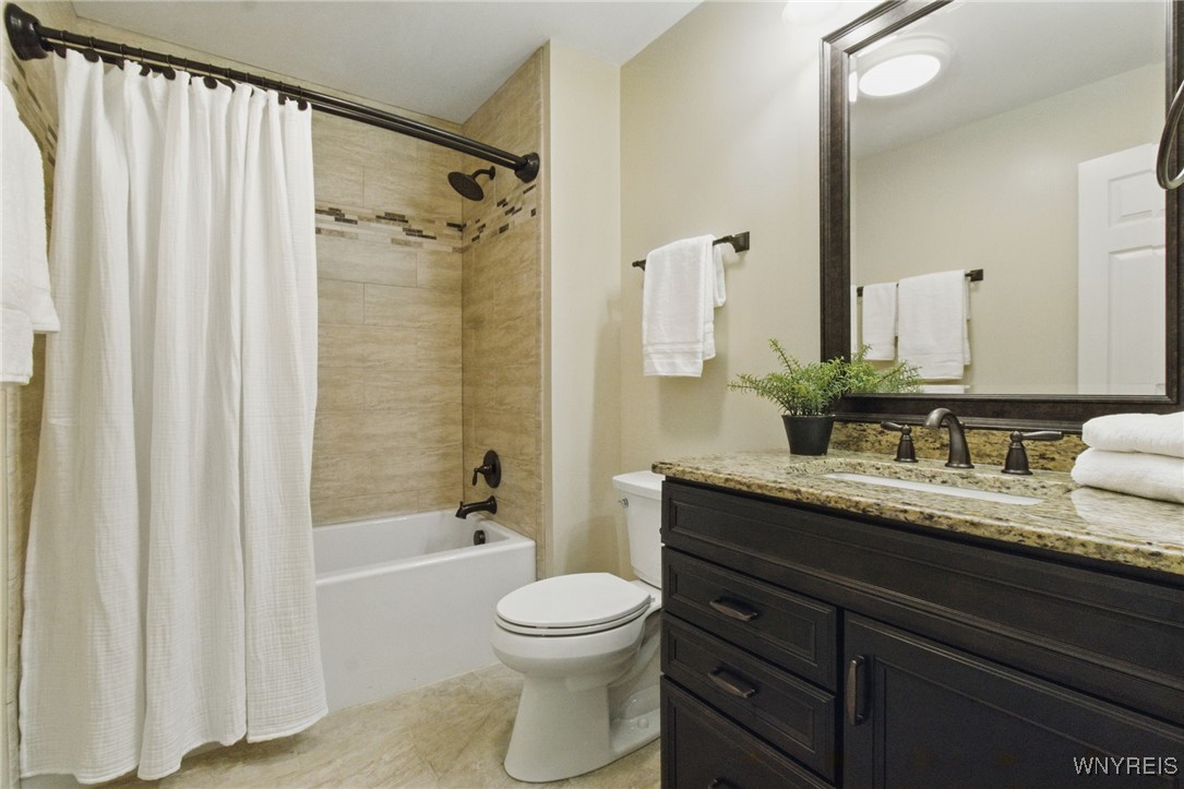 8590 Greenway Ct Ct, Clarence, New York image 37