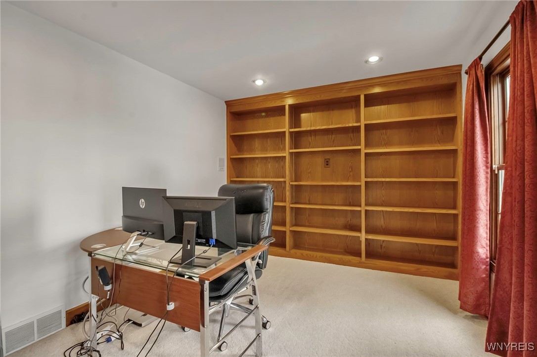 8590 Greenway Ct Ct, Clarence, New York image 25