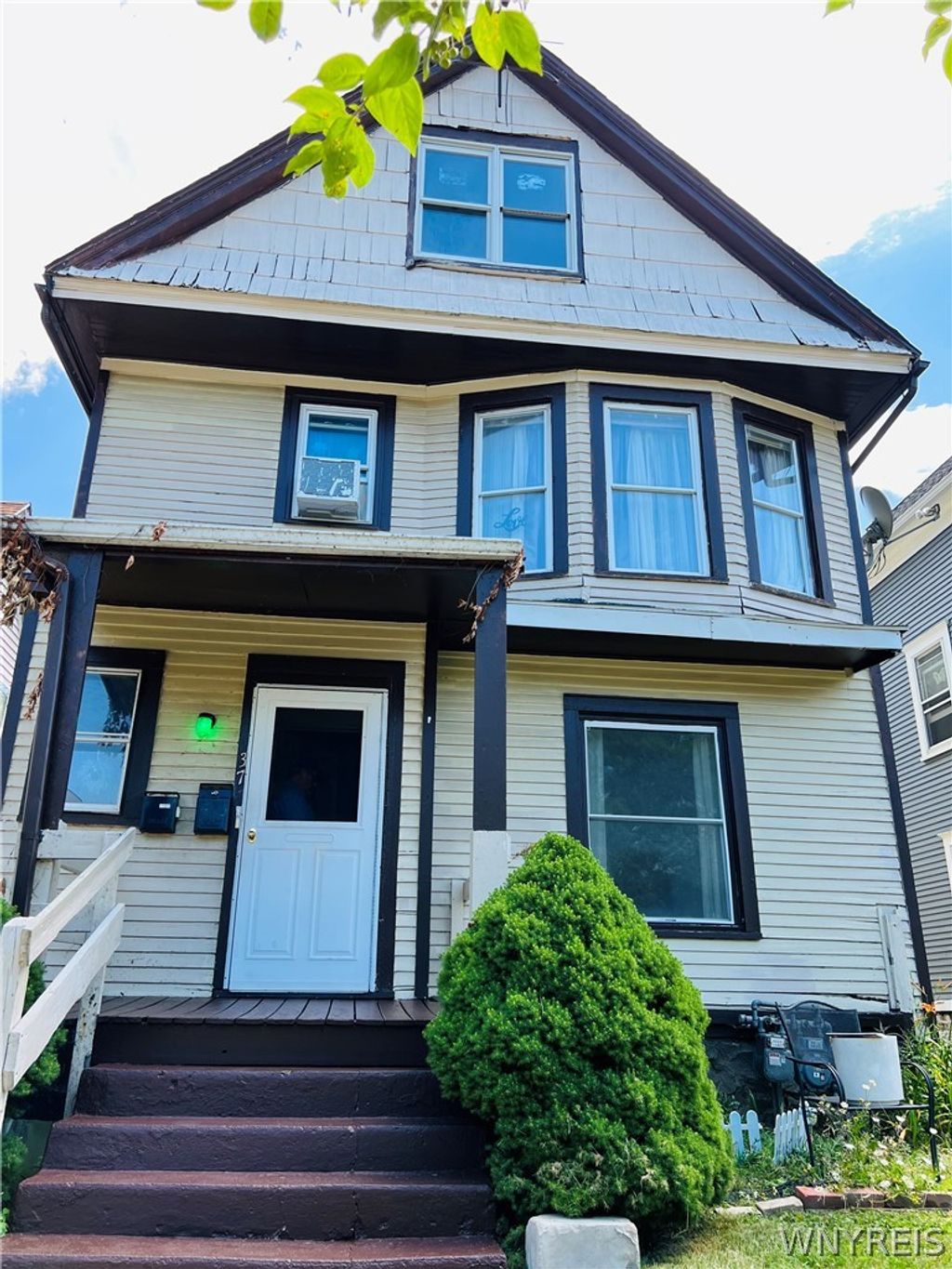Photo of 37 Abbottsford Place, Buffalo, NY 14213 (MLS # B1677178)