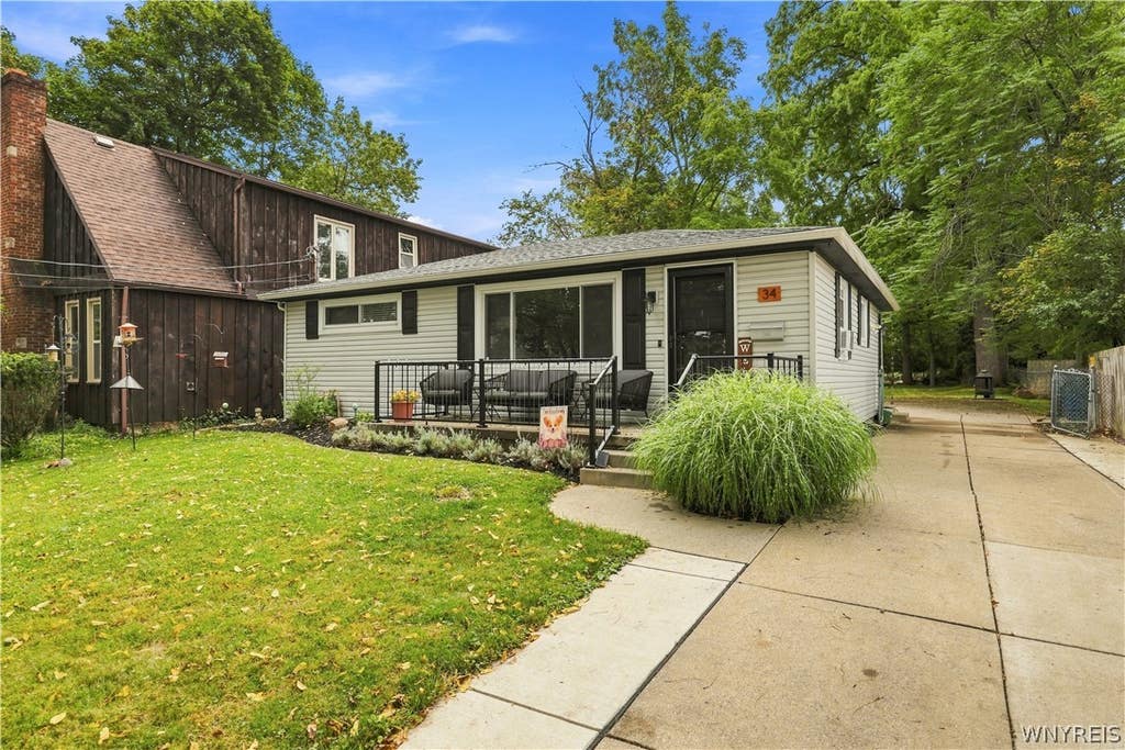 Photo of 34 Plymouth Place, Amherst, NY 14221 (MLS # B1709780)