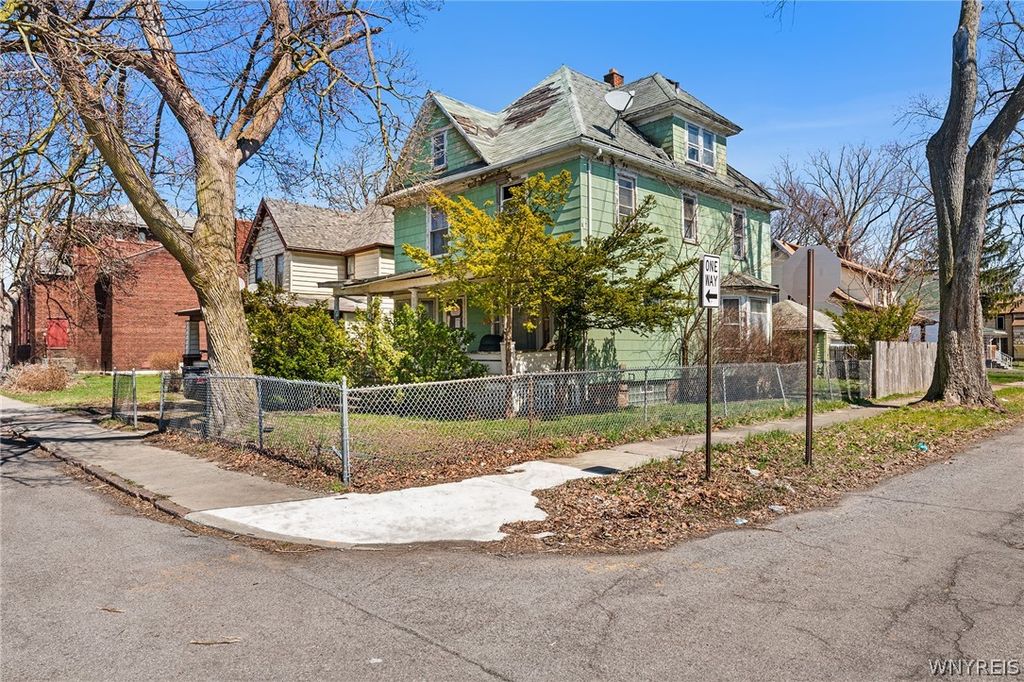 Photo of 1901 16th Street, Niagara Falls, NY 14305 (MLS # B1673279)
