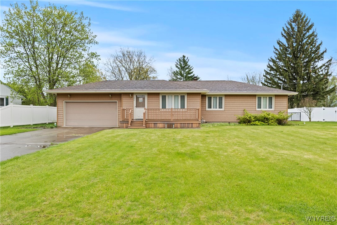 992 N Hewitt Drive, Lewiston, New York image 1