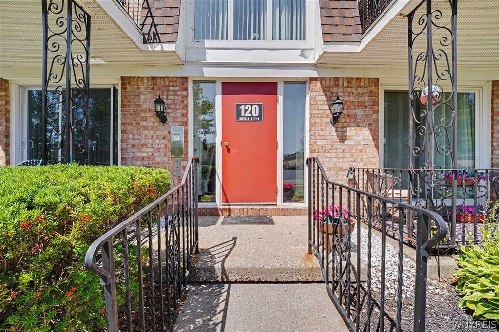 Photo of 120 Old Lyme Drive #4, Amherst, NY 14221 (MLS # B1712435)