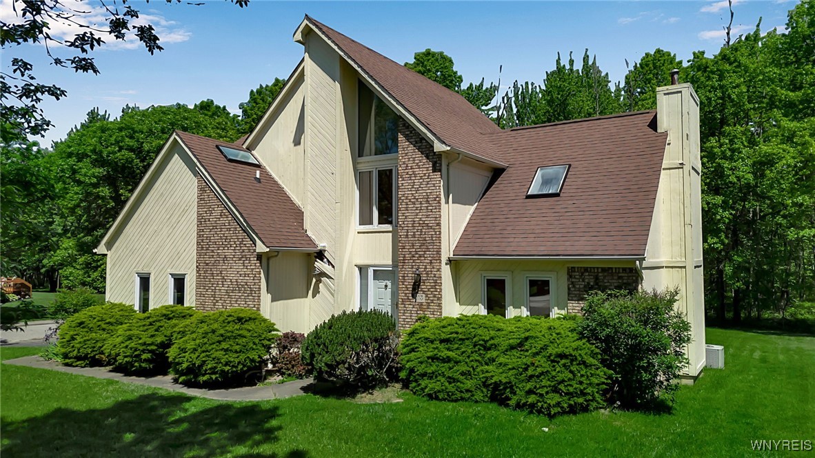 113 Meadow Spring Lane, Amherst, New York image 1