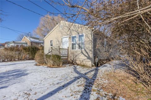 Photo of 1968 MacKenna Avenue, Niagara Falls, NY 14303 (MLS # B1654945)