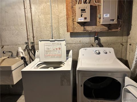 Tiny photo for 40 Hamlin Sq SQ #E, Amherst, NY 14221 (MLS # B1693679)