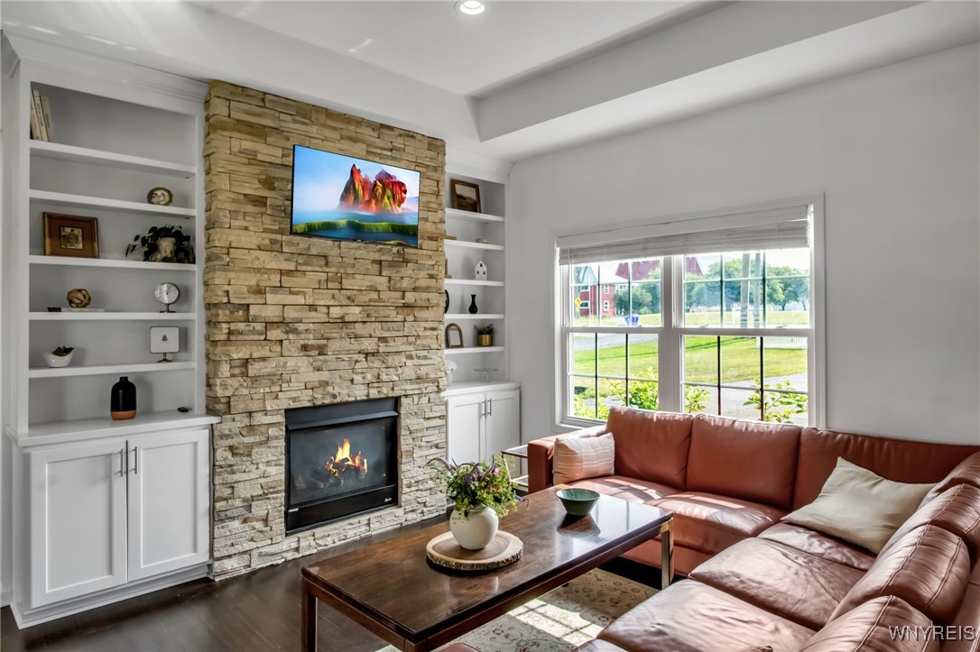 Aurora, New York 14052, United States, 3 Bedrooms Bedrooms, ,2 BathroomsBathrooms,Residential,Pending,160424