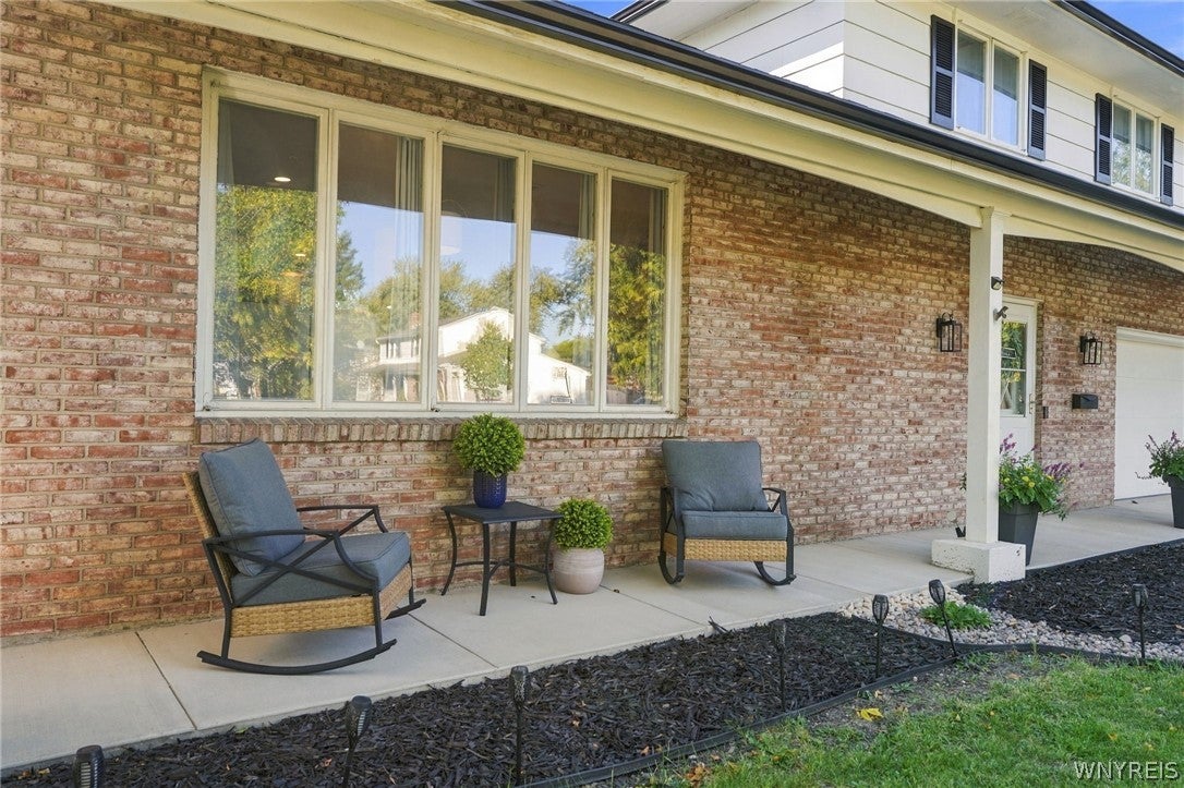 10 Sweetwood Drive N