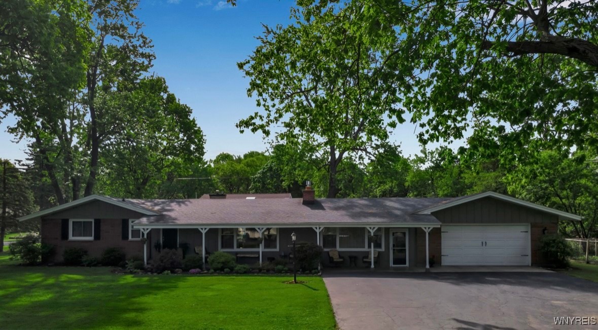 4710 Boncrest Drive, Clarence, New York image 1