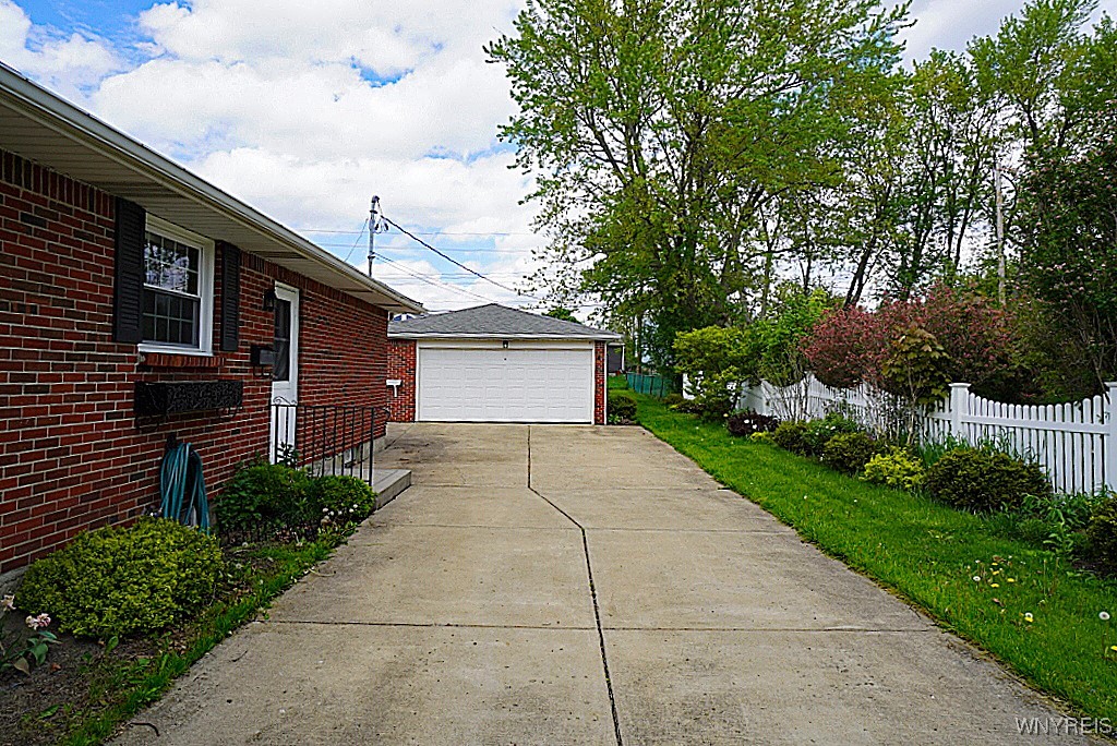 20 Frantzen Ter, Cheektowaga, New York image 3