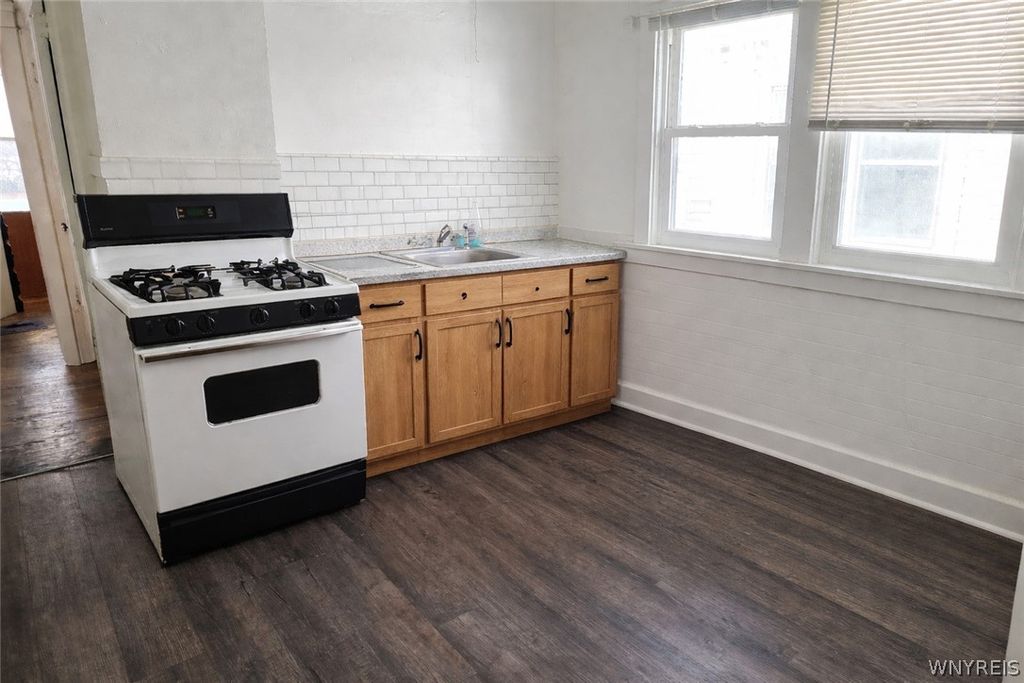 Photo of 196 Englewood Avenue #Upper, Buffalo, NY 14214 (MLS # B1661311)