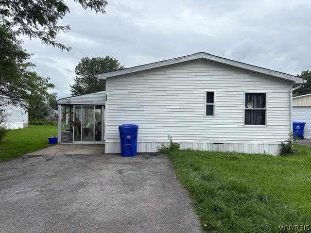Photo of 329 Applewood DR, Lockport Town, NY 14094 (MLS # B1709318)