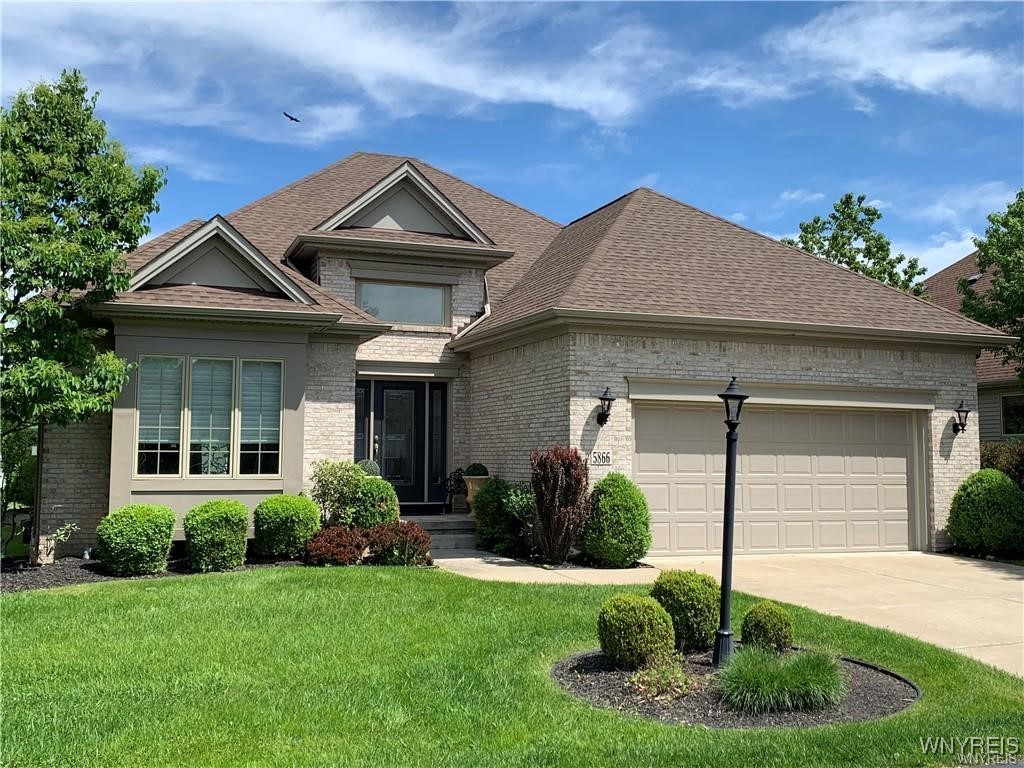 5866 Selby Court, Clarence, New York image 1