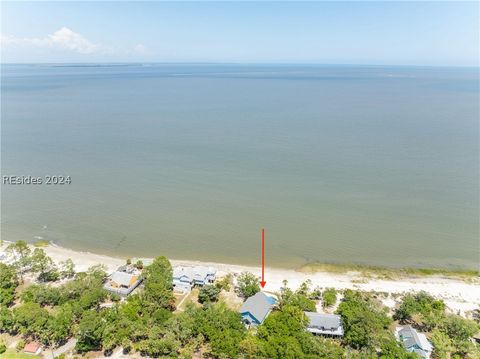 A home in Saint Helena Island