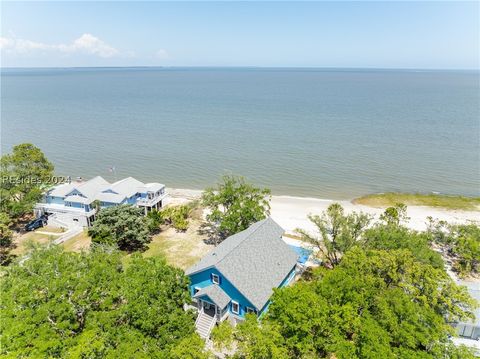 A home in Saint Helena Island