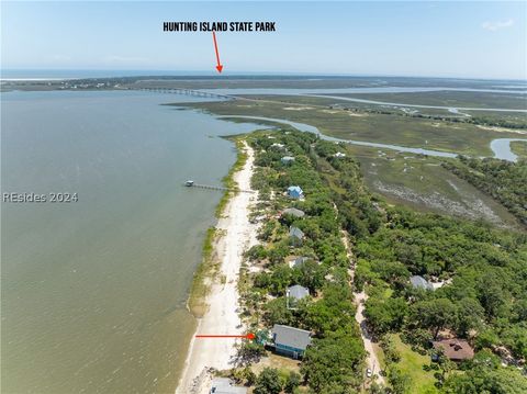 A home in Saint Helena Island