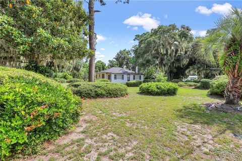 A home in Saint Helena Island