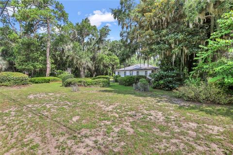 A home in Saint Helena Island