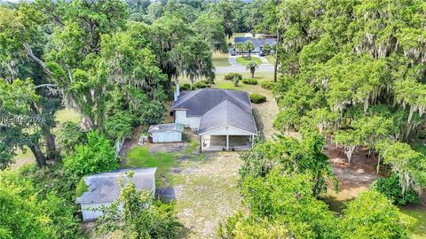 A home in Saint Helena Island