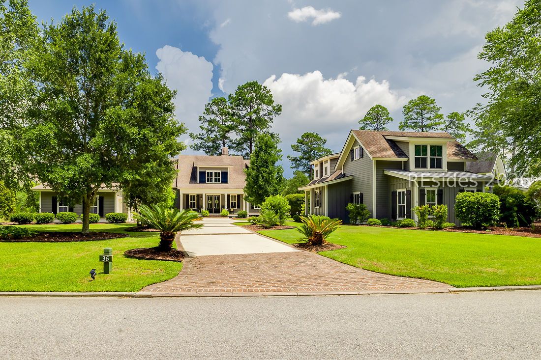 Exquisite custom with 5,722 sq ft of living space