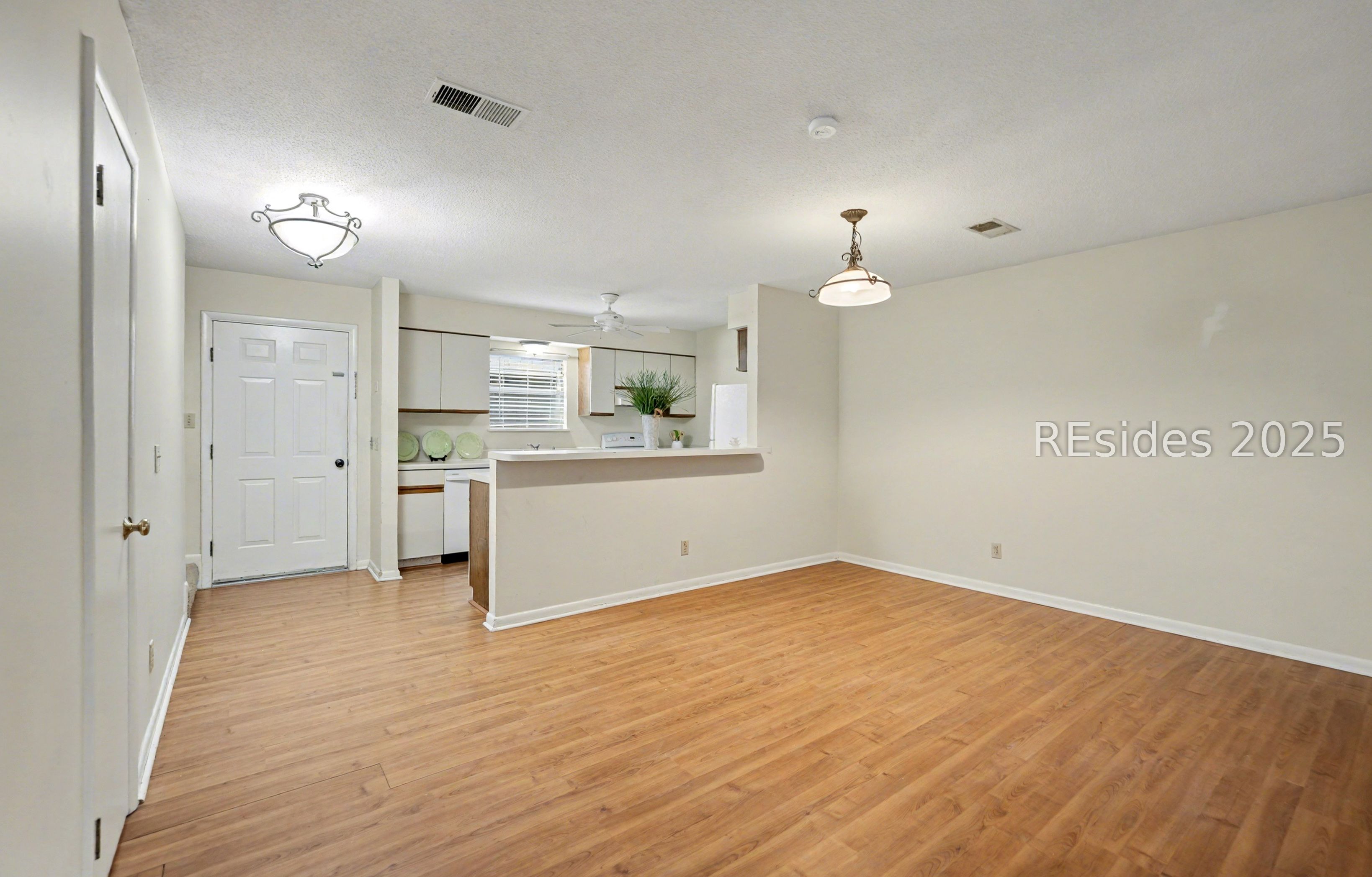 Beaufort, South Carolina 29902, United States, 2 Bedrooms Bedrooms, ,2 BathroomsBathrooms,Residential,Pending,251104