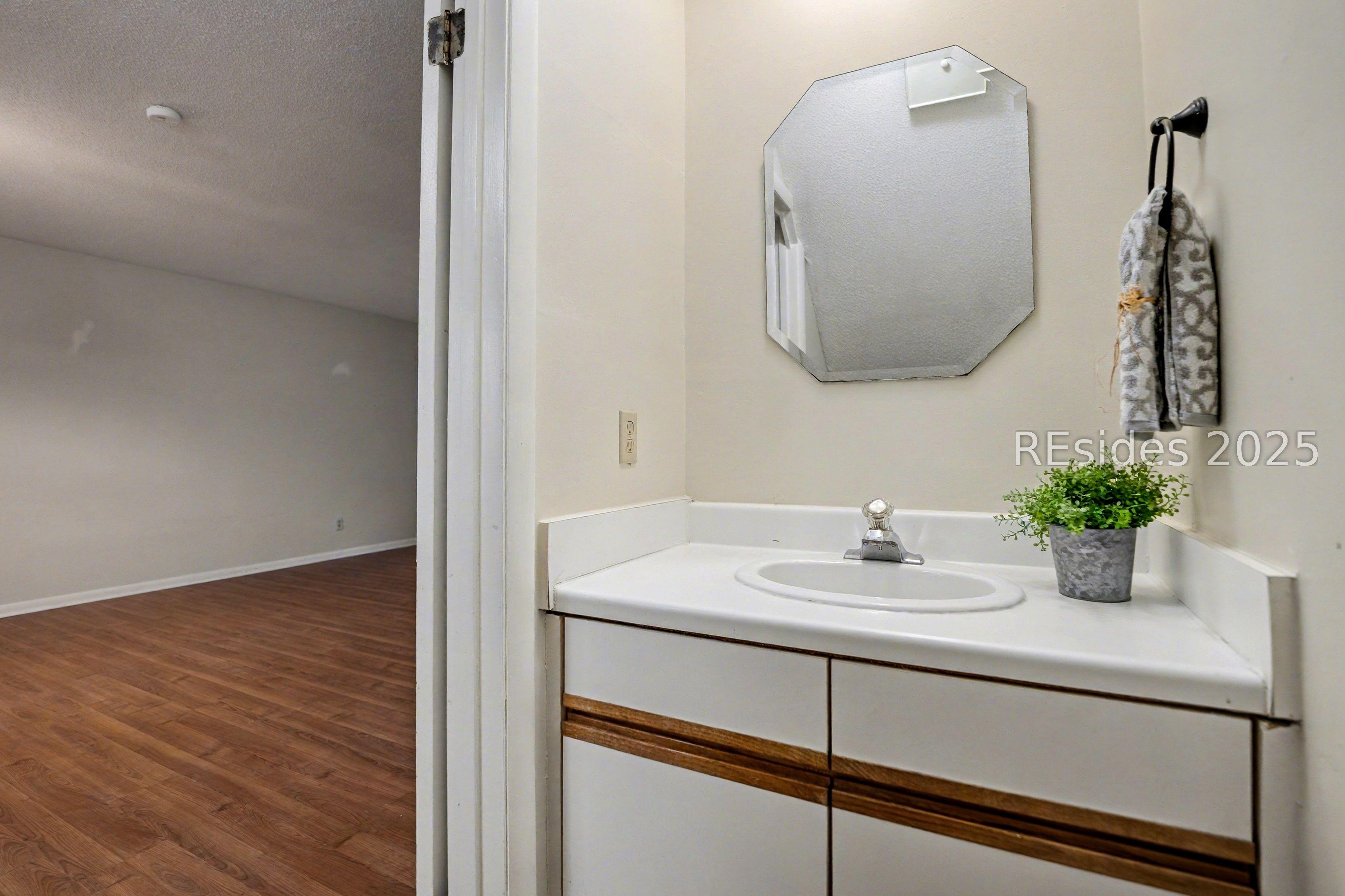 Beaufort, South Carolina 29902, United States, 2 Bedrooms Bedrooms, ,2 BathroomsBathrooms,Residential,Pending,251104