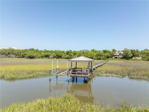 A home in Saint Helena Island