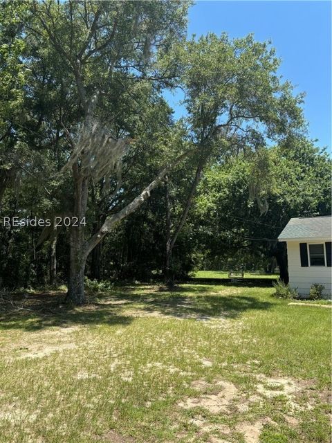 A home in Saint Helena Island