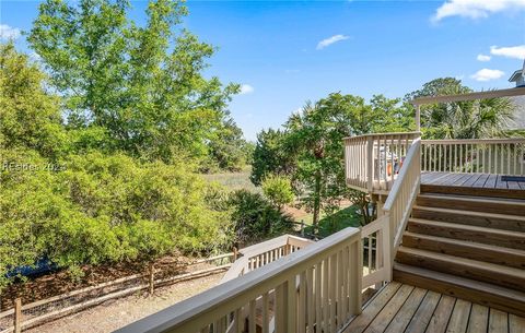 A home in Saint Helena Island