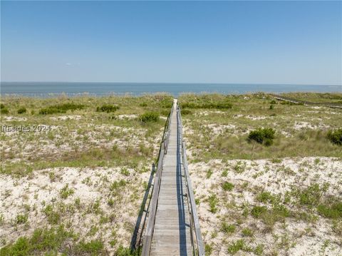 A home in Saint Helena Island