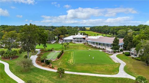 A home in Saint Helena Island