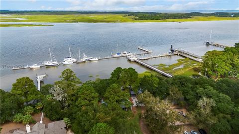 A home in Saint Helena Island