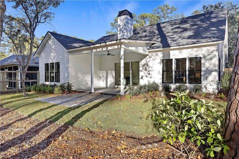 A home in Saint Helena Island