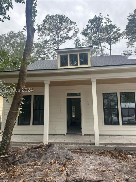 A home in Saint Helena Island