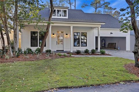 A home in Saint Helena Island