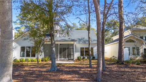 A home in Saint Helena Island