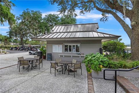 A home in Saint Helena Island