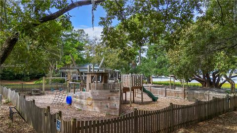 A home in Saint Helena Island