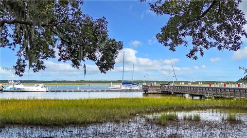 A home in Saint Helena Island