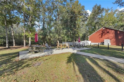 A home in Saint Helena Island