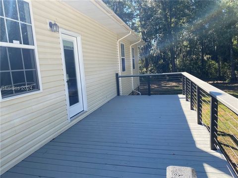 A home in Saint Helena Island